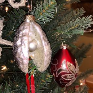 Beach Christmas clam shell with pearl ornament